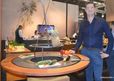 Frank van Vliet bij de producten van lifestylemerk Ofyr. Het unieke ronde ontwerp nodigt uit om samen te koken, waardoor elke maaltijd een gedenkwaardige gelegenheid wordt. Het bedrijf zit vol met nieuwe ideeën voor de toekomst om hun visie van ware verbinding nog verder te doen ontvlammen.